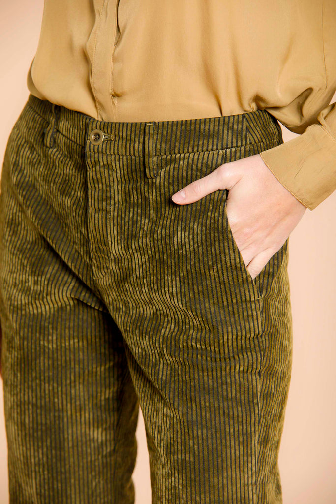 immagine 3 di pantalone chino donna in velluto colore verde modello New York Flare di Mason's 