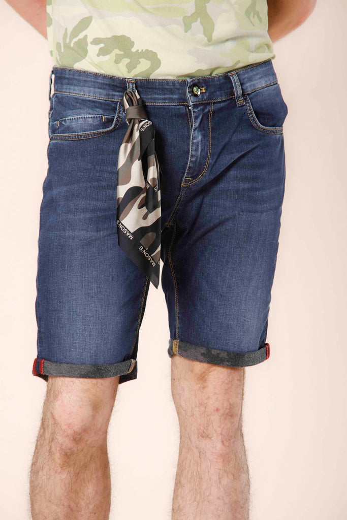 immagine 1 di pantalone bermuda uomo  5 tasche in denim con dettagli camouflage modello Harris colore blu slim fit di Mason's