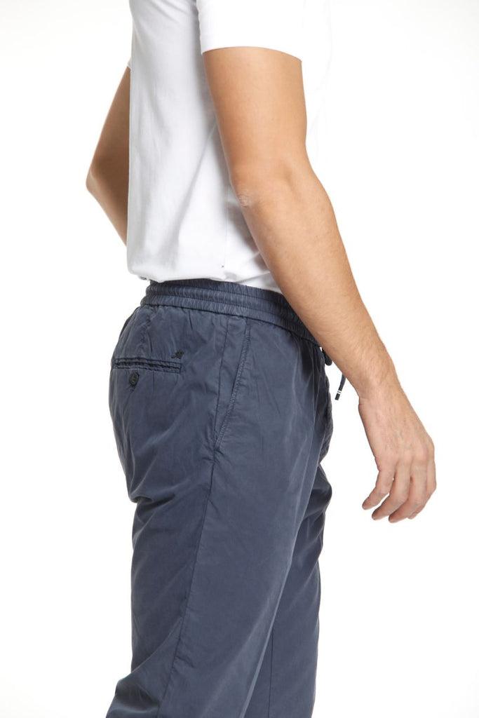 Immagine 2 di pantalone chino jogger uomo in tencel e cotone blu navy modello New York di Mason's