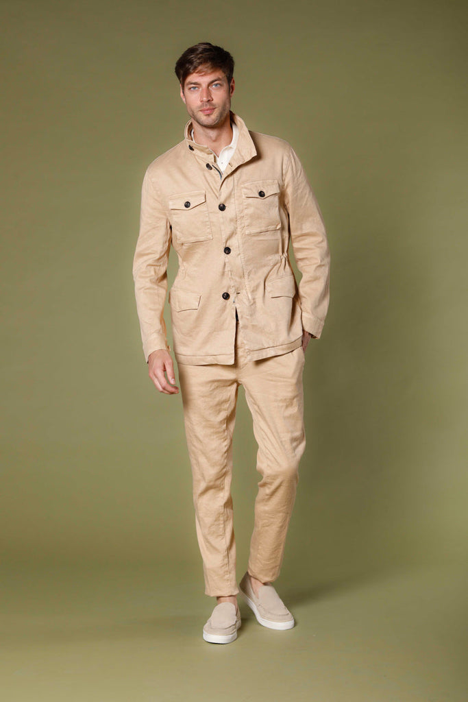 Immagine 2 di pantalone chino jogger uomo in lino e cotone color kaki scuro modello Milano Jogger di Mason's
