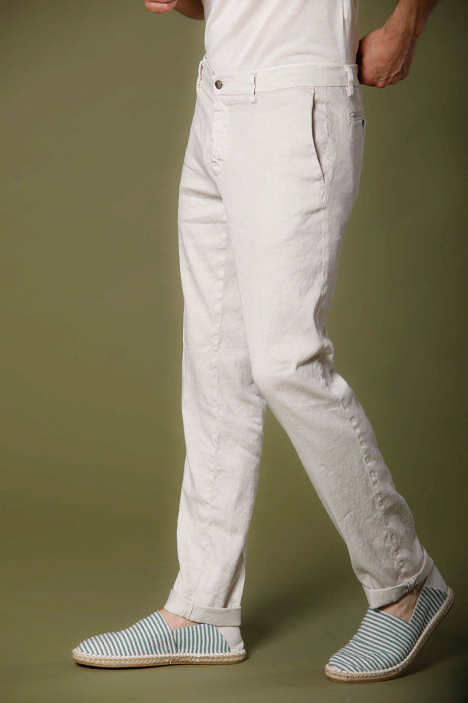 Immagine 4 di pantalone chino uomo in lino e twill di cotone color stucco modello New York di Mason's
