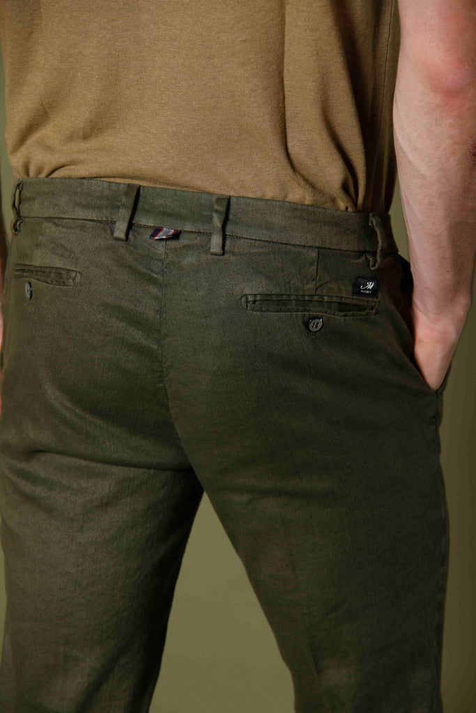 Immagine 3 di pantalone chino uomo in lino e twill di cotone verde modello New York di Mason's