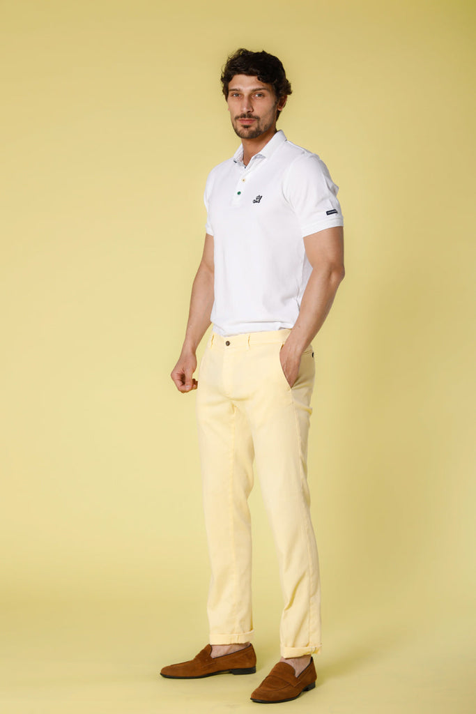 Immagine 2 di pantalone chino da uomo in cotone e tencel piquet giallino modello New York di Mason's