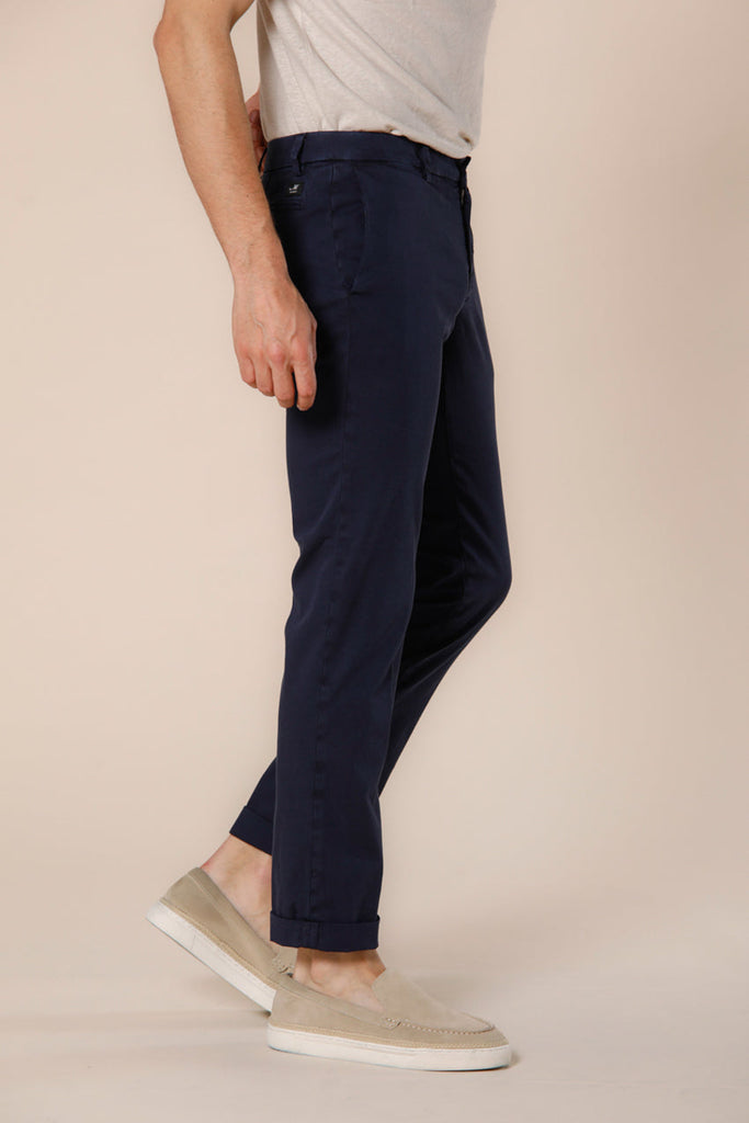 Immagine 3 di pantalone chino da uomo in raso blu navy modello New York di Mason's