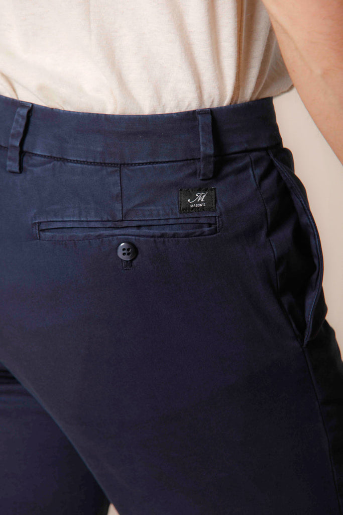 Immagine 2 di pantalone chino da uomo in raso blu navy modello New York di Mason's