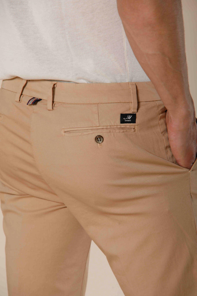 Immagine 2 di pantalone chino uomo in raso stretch color kaki scuro modello New York di Mason's