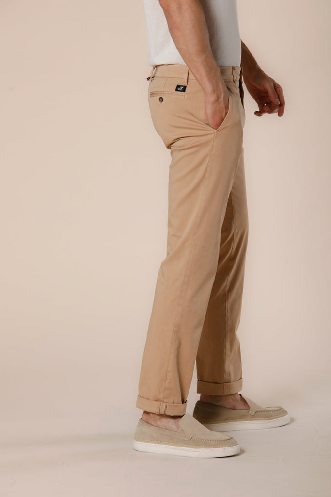 Immagine 4 di pantalone chino uomo in raso stretch color kaki scuro modello New York di Mason's