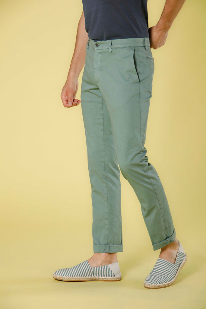 Immagine 2 di pantalone chino da uomo in raso stretch verde menta modello New York di Mason's