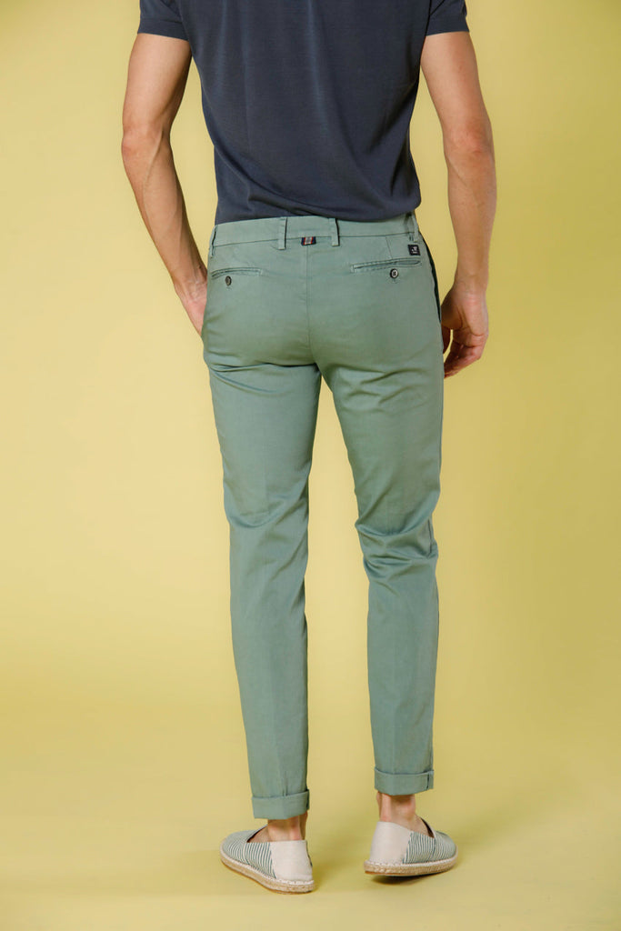 Immagine 4 di pantalone chino da uomo in raso stretch verde menta modello New York di Mason's