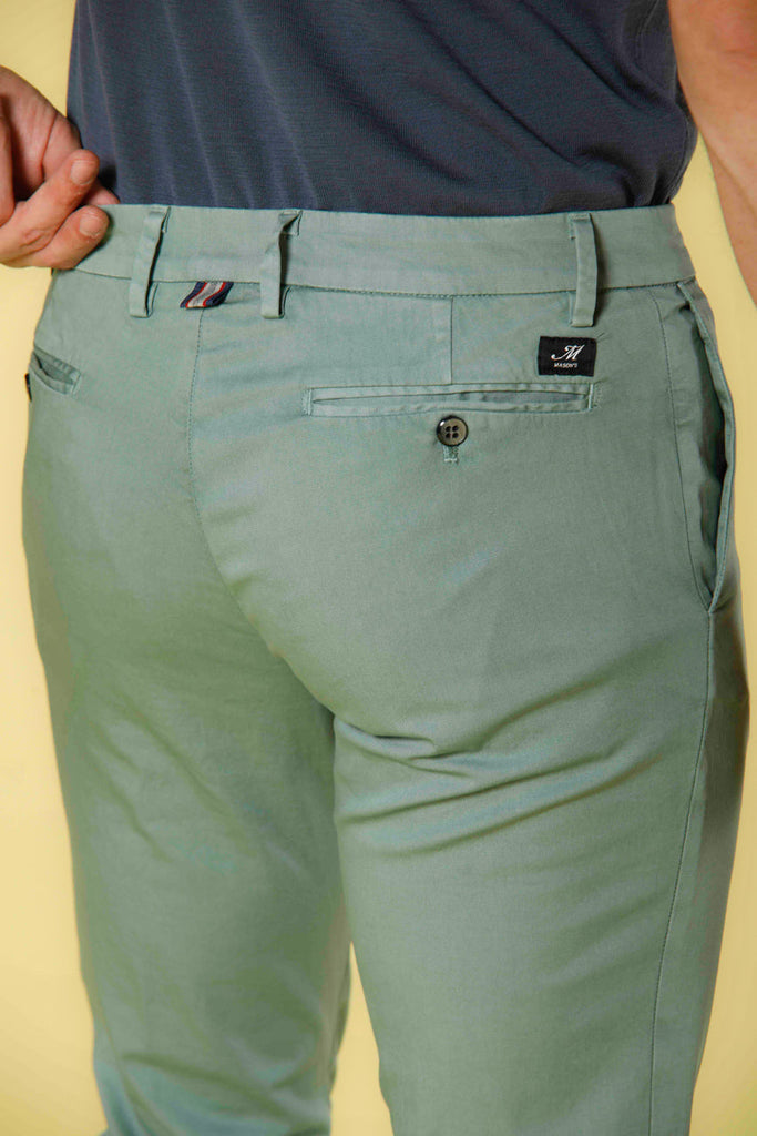 Immagine 3 di pantalone chino da uomo in raso stretch verde menta modello New York di Mason's