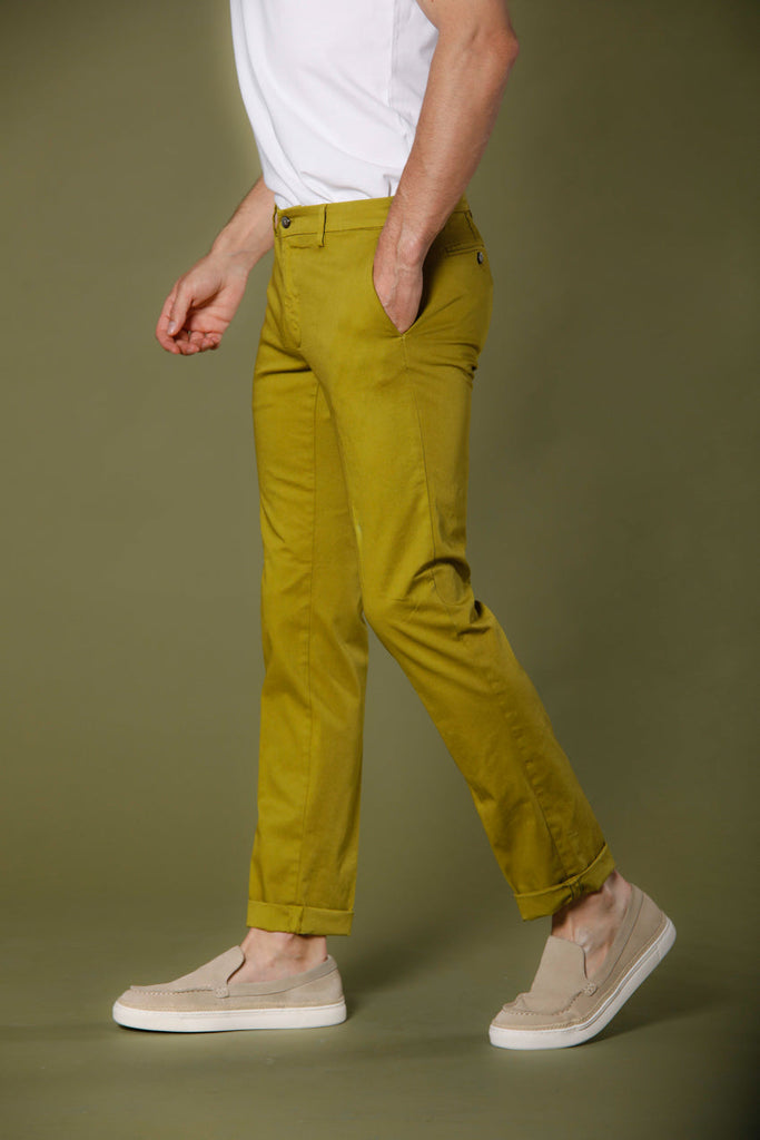 Immagine 4 di pantalone chino uomo in raso stretch verde lime modello New York di Mason's