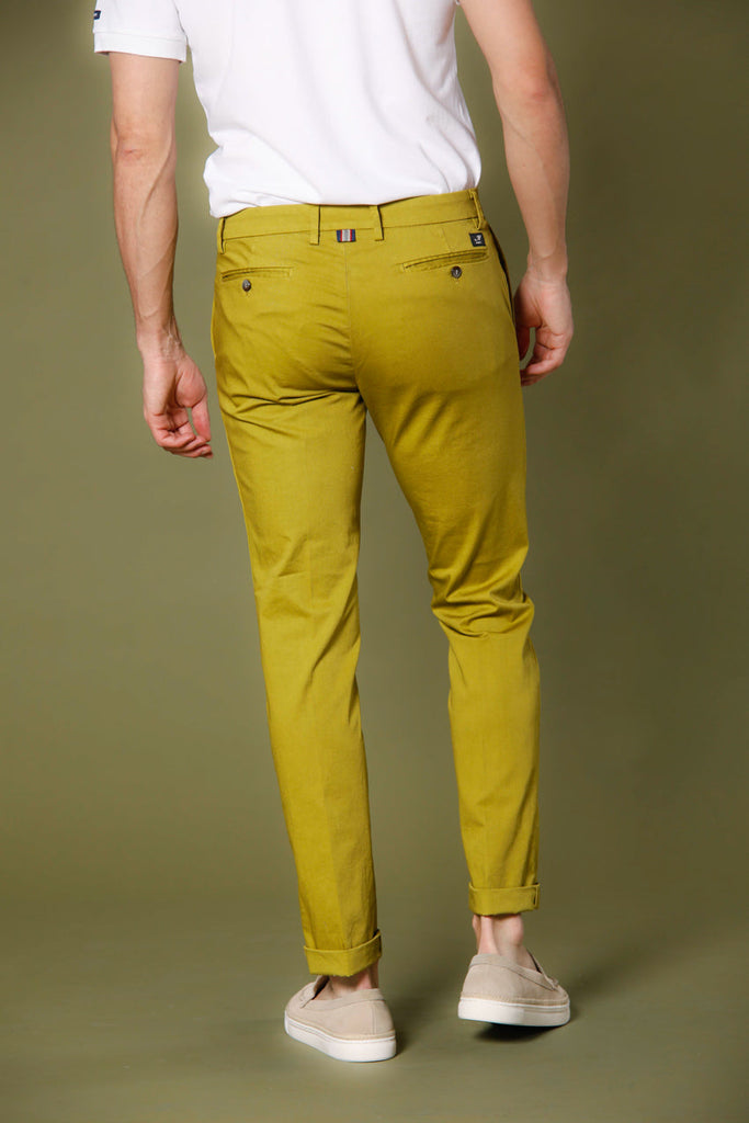 Immagine 3 di pantalone chino uomo in raso stretch verde lime modello New York di Mason's