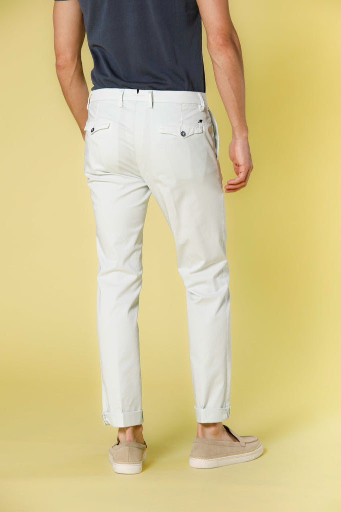 Immagine 4 di pantalone chino da uomo in gabardina colore celestino modello New York City di Mason's