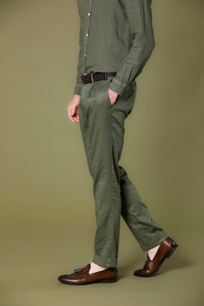 Immagine 5 di pantalone chino da uomo in twill di lino e cotone color verde modello Genova Style di Mason's
