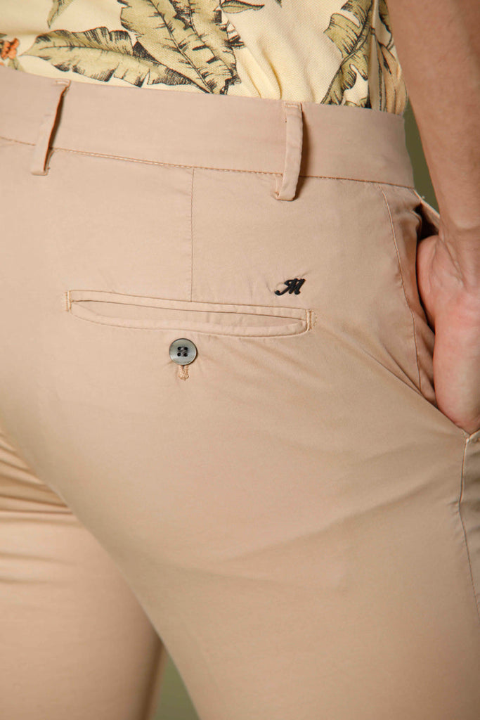 Immagine 2 di pantalone chino uomo in gabardina stretch color kaki scuro modello Milano Style di Mason's