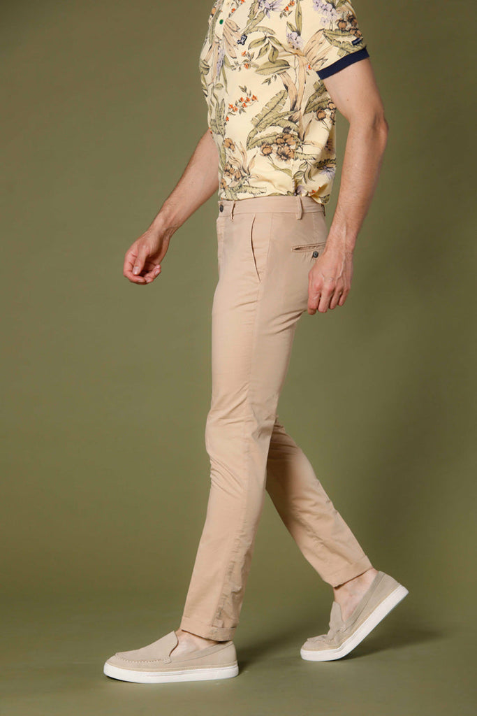Immagine 4 di pantalone chino uomo in gabardina stretch color kaki scuro modello Milano Style di Mason's