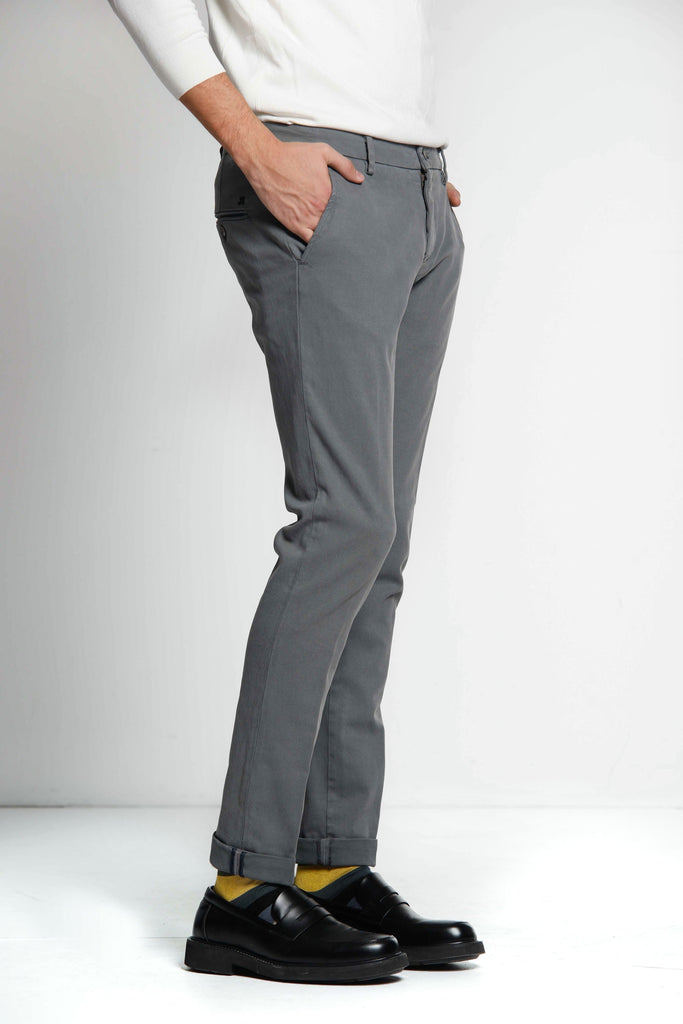 Milano Style Herren Chino-Hose aus Gabardine und Modal-Baumwoll-Stretch-Extra-Slim ①