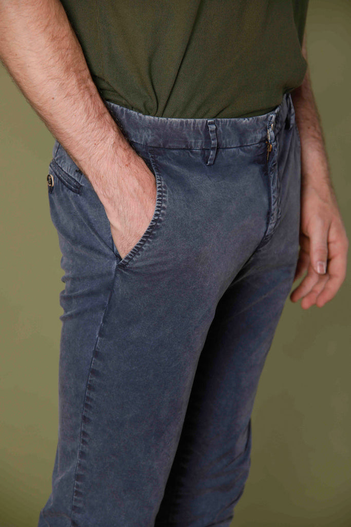 Immagine 3 di pantalone chino uomo in twill stretch color blu navy modello Milano Style Essential di Mason's