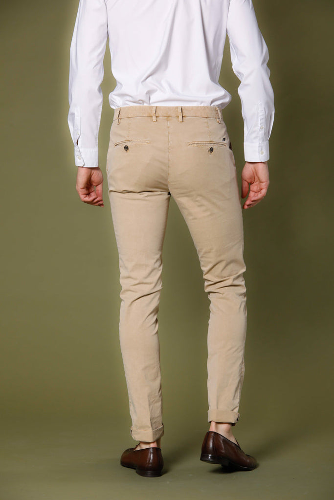 Immagine 4 di pantalone chino uomo in twill stretch color kaki scuro modello Milano Style Essential di Mason's