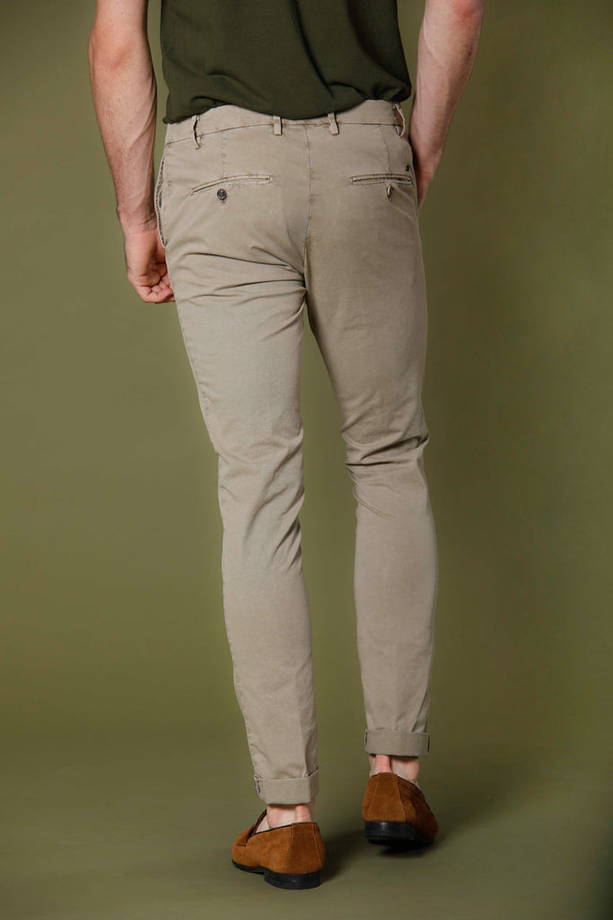 Immagine 3 di pantalone chino uomo in twill stretch color stucco modello Milano Style Essential di Mason's
