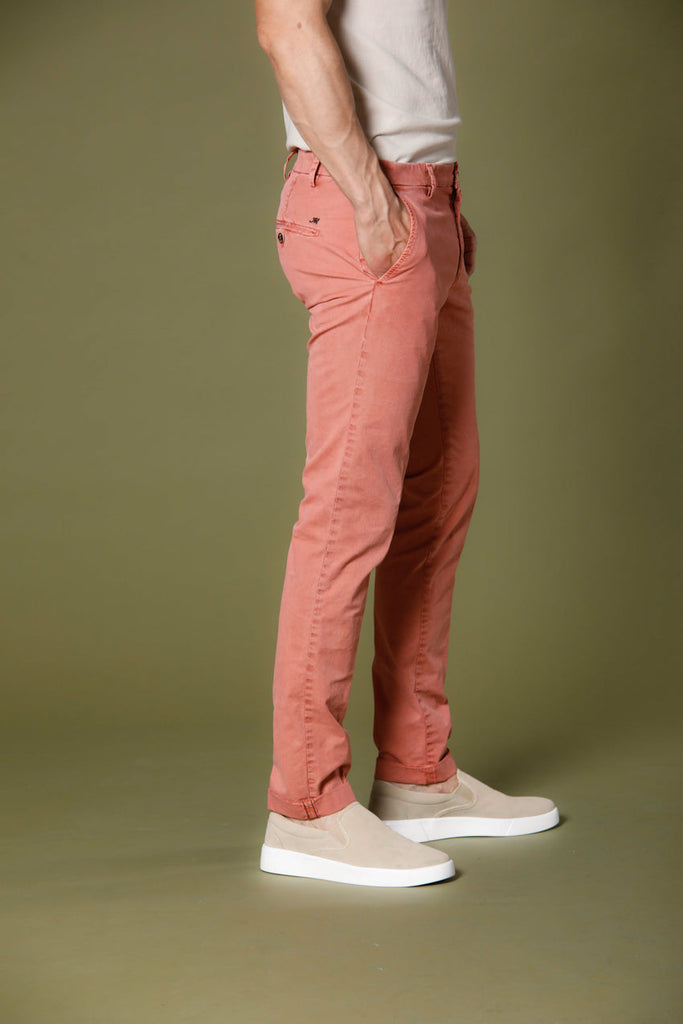 Immagine 4 di pantalone chino uomo in twill stretch color corallo extra slim fit modello Milano Style Essential di Mason's