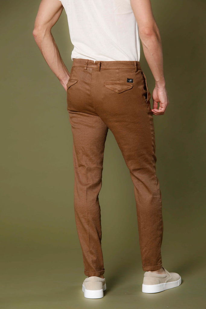 Immagine 4 di pantalone chino uomo in twill di lino e cotone color bruciato modello Amalfi 2 Pinces di Mason's