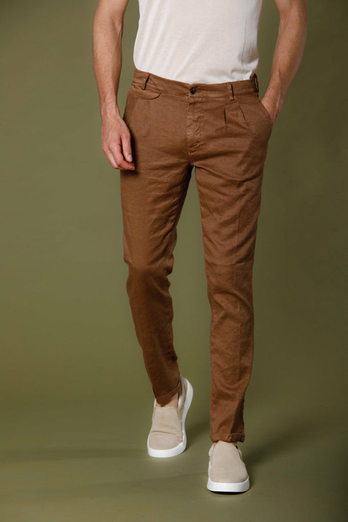 Immagine 1 di pantalone chino uomo in twill di lino e cotone color bruciato modello Amalfi 2 Pinces di Mason's