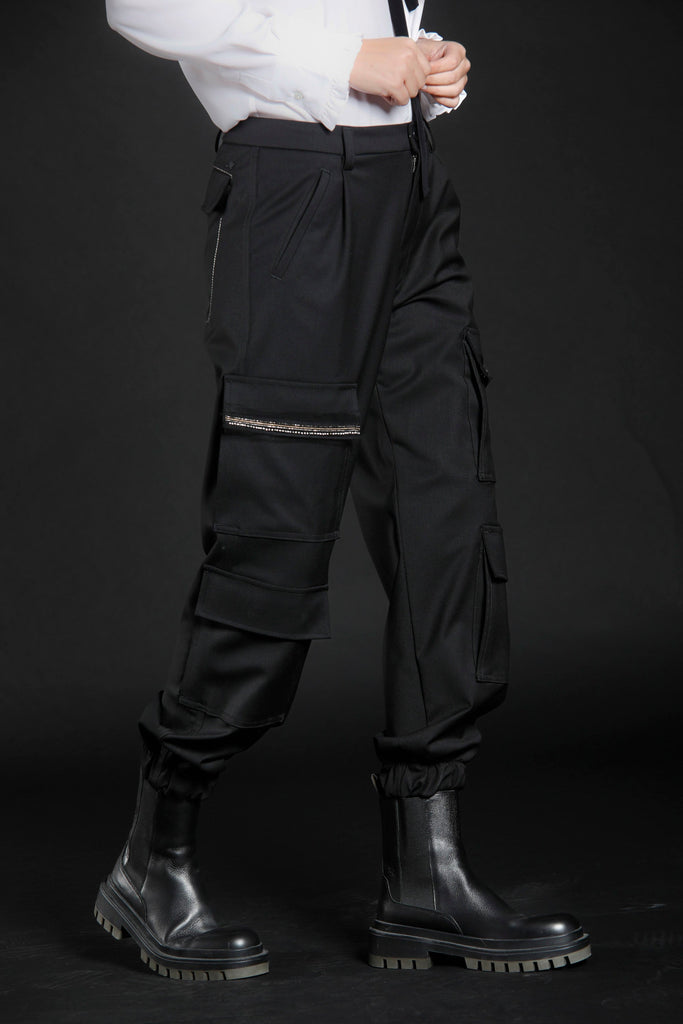 immagine 2 di pantalone cargo donna in lana vergine colore nero modello Evita Cargo di Mason's 