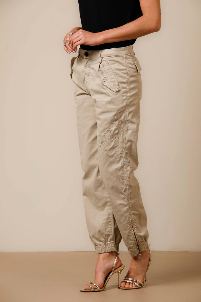 Evita Damen-Cargohose aus Tencel-Baumwolle mit geschwungener Stickerei
