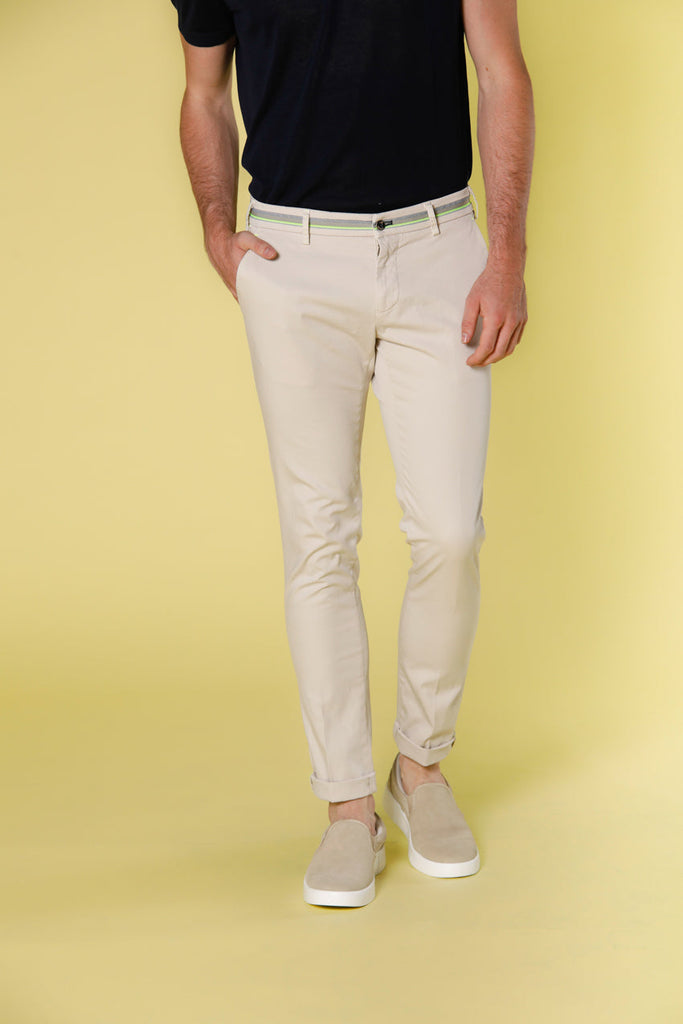 Immagine 1 di pantalone chino uomo in raso stretch color stucco con nastri modello Milano Start di Mason's