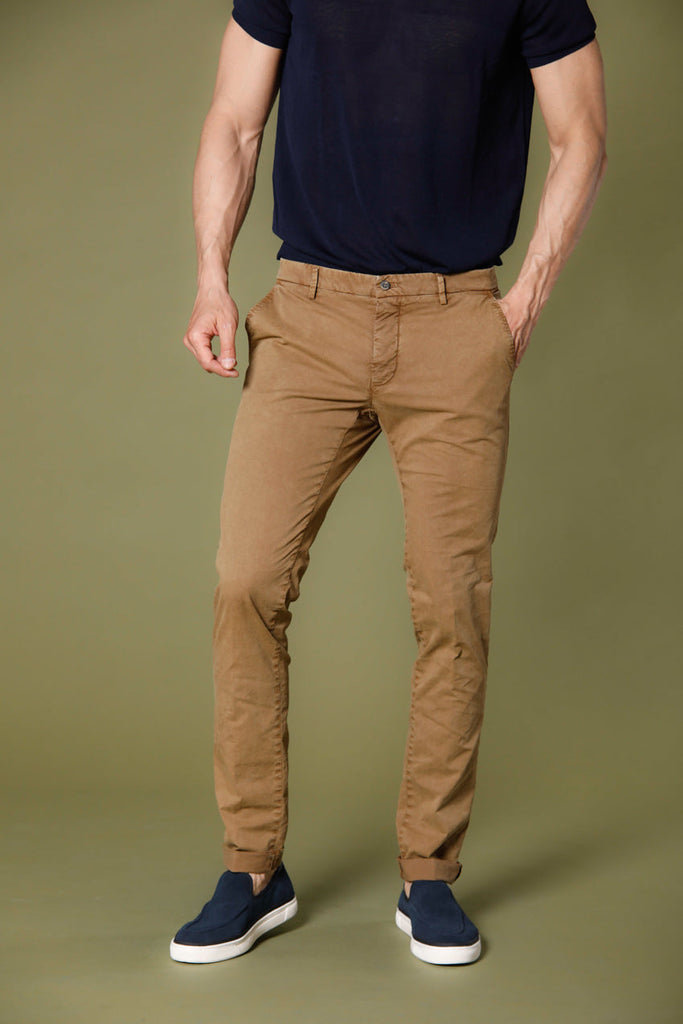 Immagine 1 di pantaloni chino uomo in twill stretch color bruciato modello Milano Style Essential di Mason's