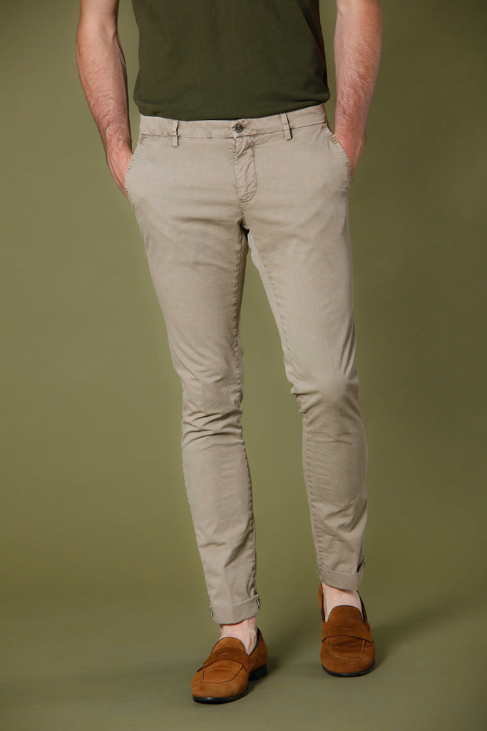 Immagine 1 di pantalone chino uomo in twill stretch color stucco modello Milano Style Essential di Mason's