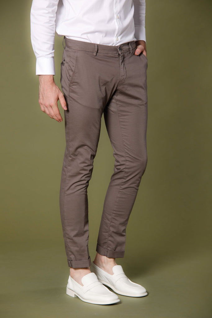 Immagine 1 di pantalone chino uomo in gabardina stretch color marroncino modello Milano Style di Mason's