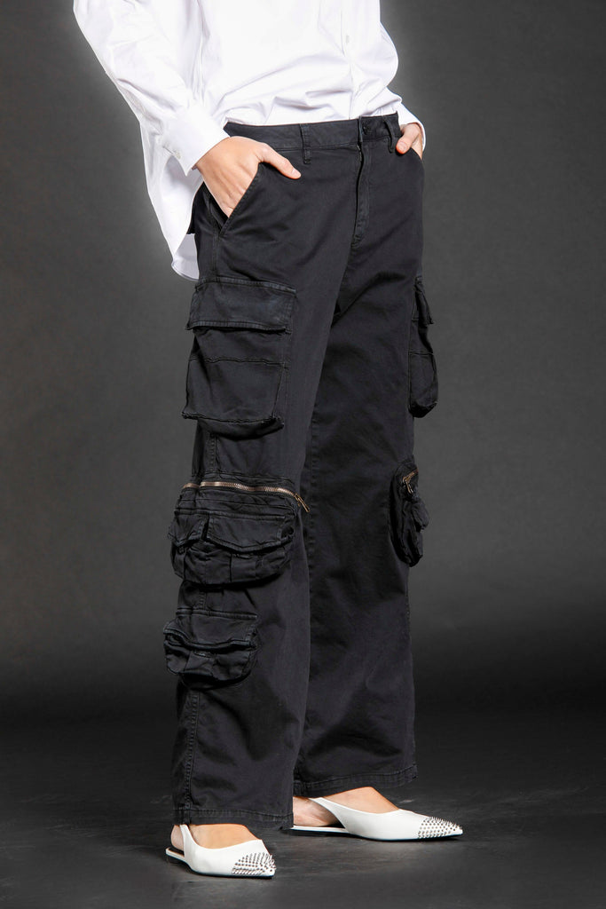 immagine 2 di pantalone cargo donna in gabardina colore nero modello New Wilbour di Mason's 