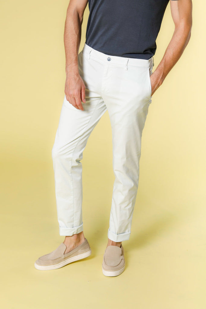 Immagine 1 di pantalone chino da uomo in gabardina colore celestino modello New York City di Mason's