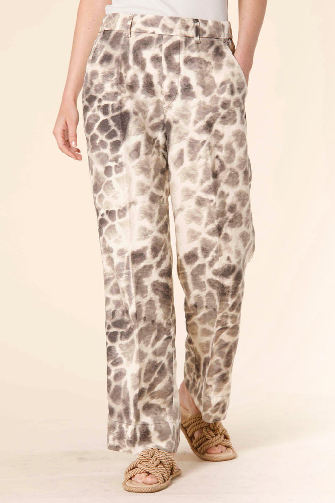 Immagine 1 di pantalone chino jogger donna in stuoia color stucco con stampa giraffa modello New York Straight di Mason's