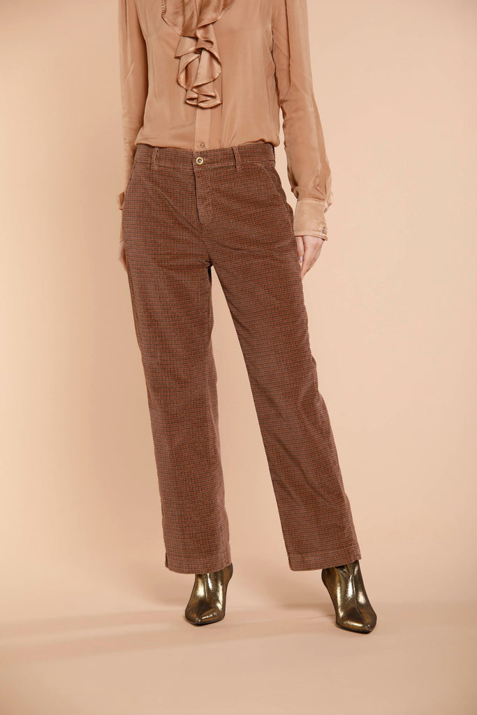 Immagine 1 di pantalone chino donna in velluto color nocciola con pattern resca oro modello New York Cropped di Mason's