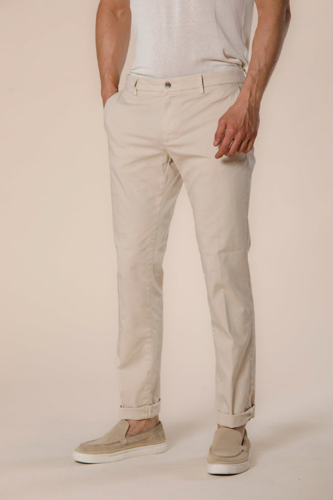 Immagine 1 di pantalone chino da uomo in raso stretch stucco modello New York di Mason's